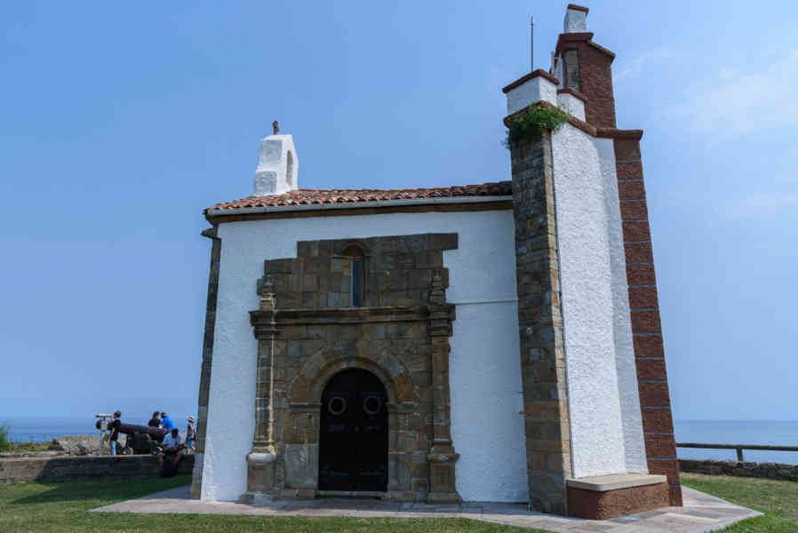 Principado de Asturias 071 - Ribadesella - ermita de Guia.jpg
